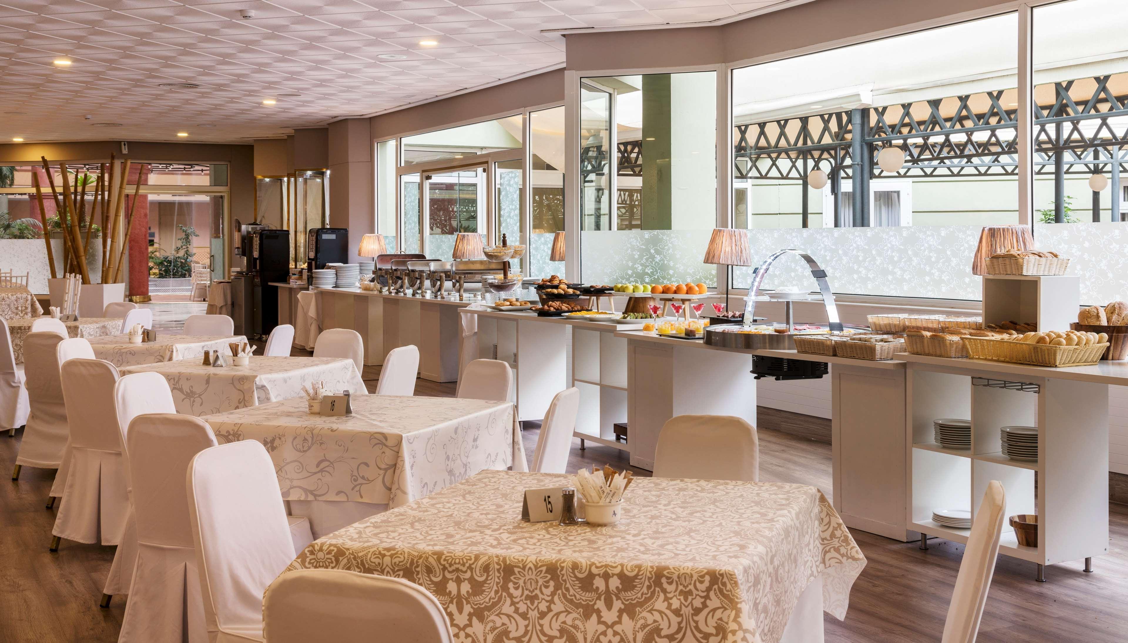 סן חואן דה אזנלפארצ'ה Ilunion Alcora Sevilla מראה חיצוני תמונה Breakfast buffet at a luxury hotel