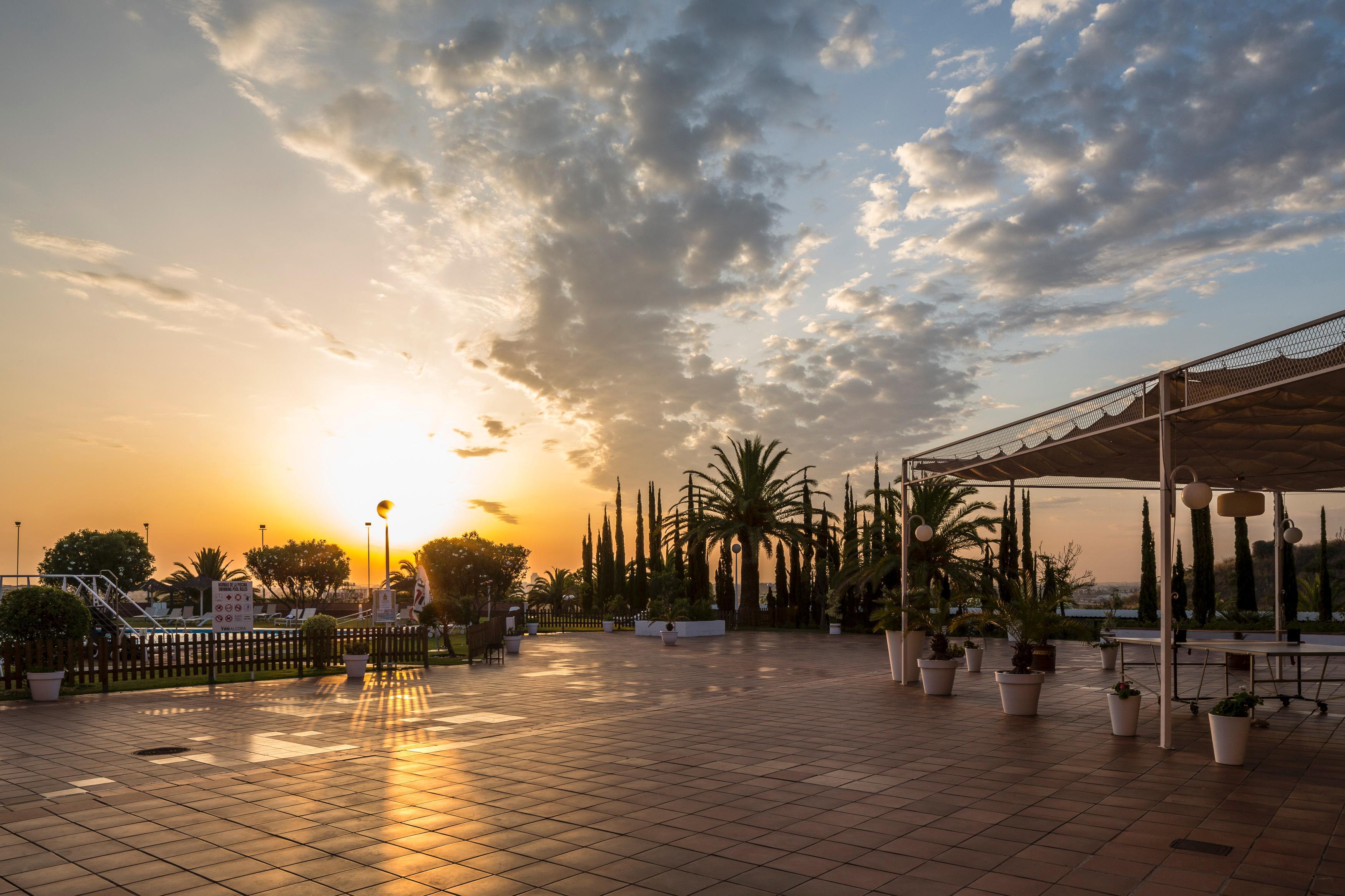 סן חואן דה אזנלפארצ'ה Ilunion Alcora Sevilla מראה חיצוני תמונה The hotel is located in the resort town of Portals Nous, which is a tourist destination.